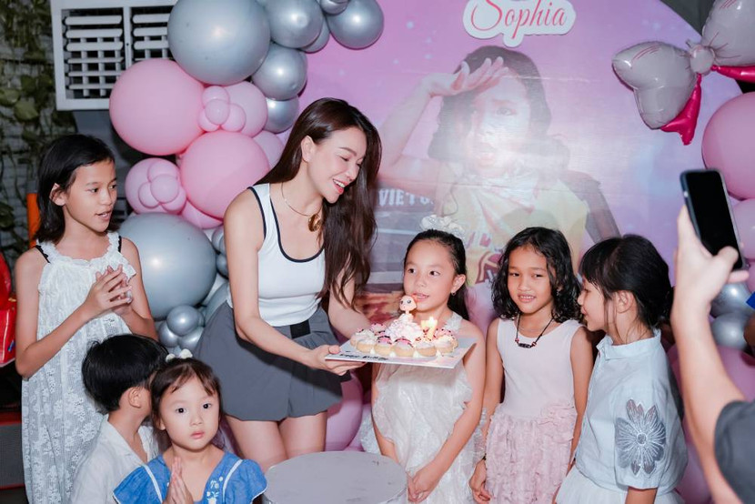 Buổi tiệc không chỉ là dịp đặc biệt để đánh dấu thêm một năm tuổi mới, mà còn là khoảnh khắc gắn kết gia đình nhỏ của Trà Ngọc Hằng