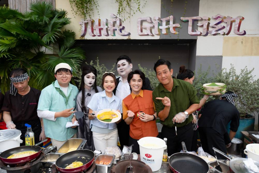 Hoạt động của ekip "Nhà gia tiên" tại sự kiện "Bánh xèo của mẹ" thu hút rất đông khán giả tham gia