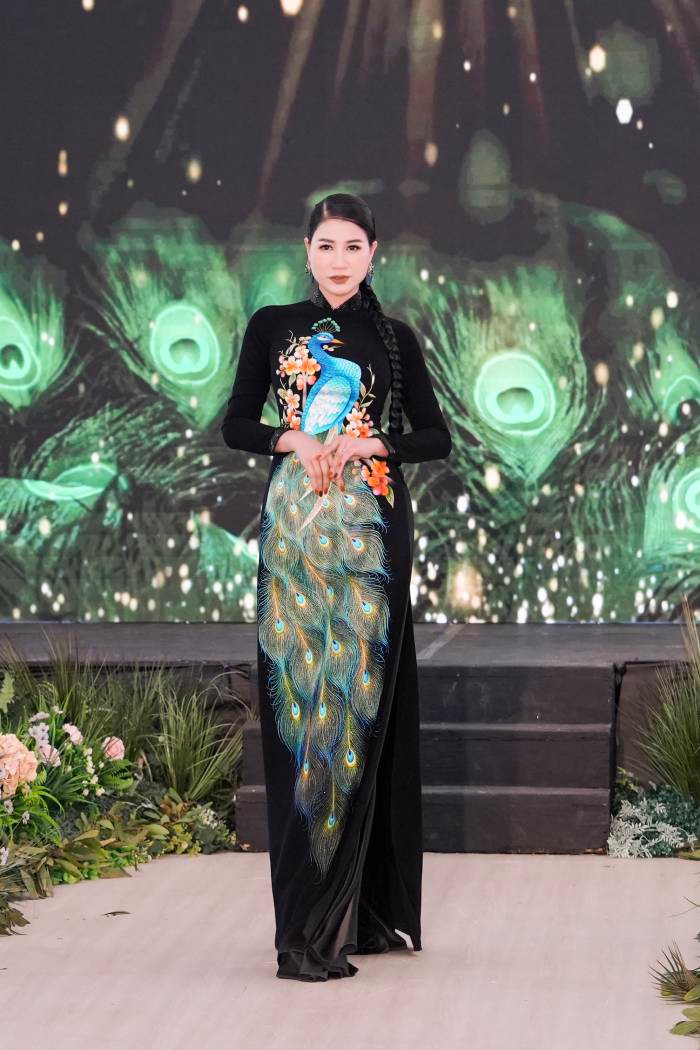 Siêu mẫu Trang Trần tái xuất sàn diễn từ ngày sang Mỹ định cư