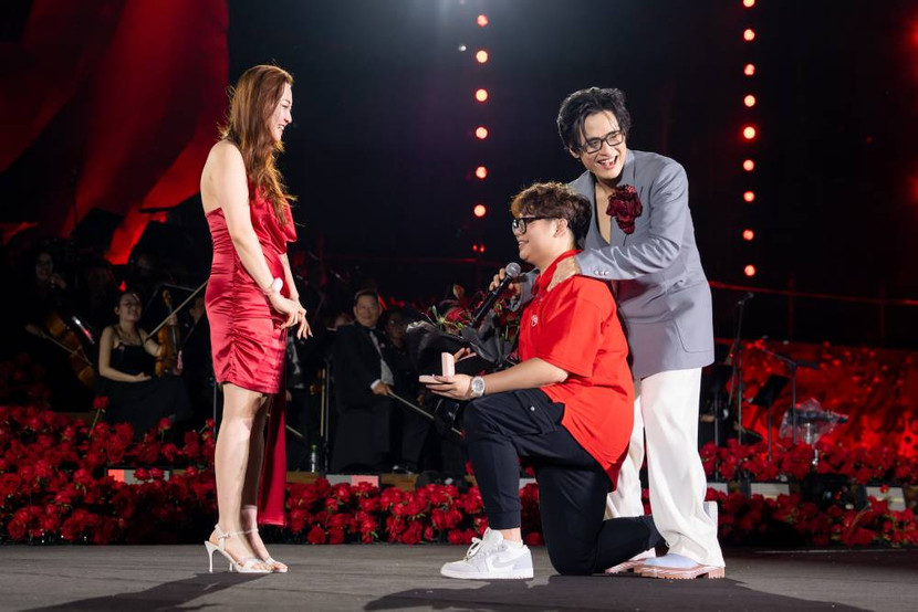 Hà Anh Tuấn trở thành "ông mai bất đắc dĩ" khi tại Sketch A Rose in SaiGon nhiều cặp đôi đã cầu hôn lãng mạn trước sự chứng kiến của khán giả