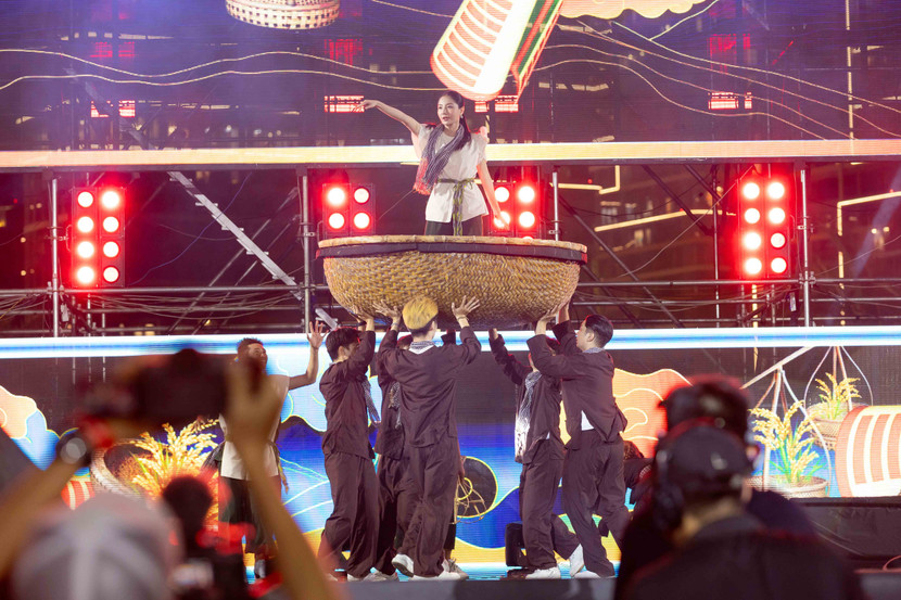 Nhiều tiết mục văn nghệ độc đáo được dàn dựng trong chương trình