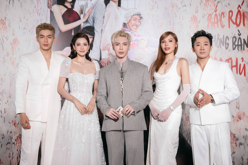 Ca sĩ Erik cùng bộ ba diễn viên chính và đạo diễn Trấn Thành