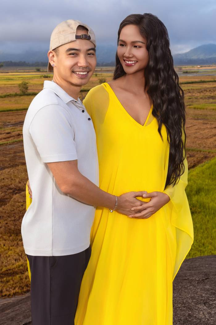 Vợ chồng H'Hen Niê hạnh phúc chờ đón con đầu lòng