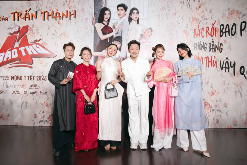 Dàn "chị đẹp" xúng xính áo dài tại sự kiện. Đạo diễn - diễn viên Thu Trang dù đang bận chuẩn bị ra mắt phim Tết "Nụ hôn bạc tỷ" vẫn dành thời gian đến chia vui cùng đồng nghiệp