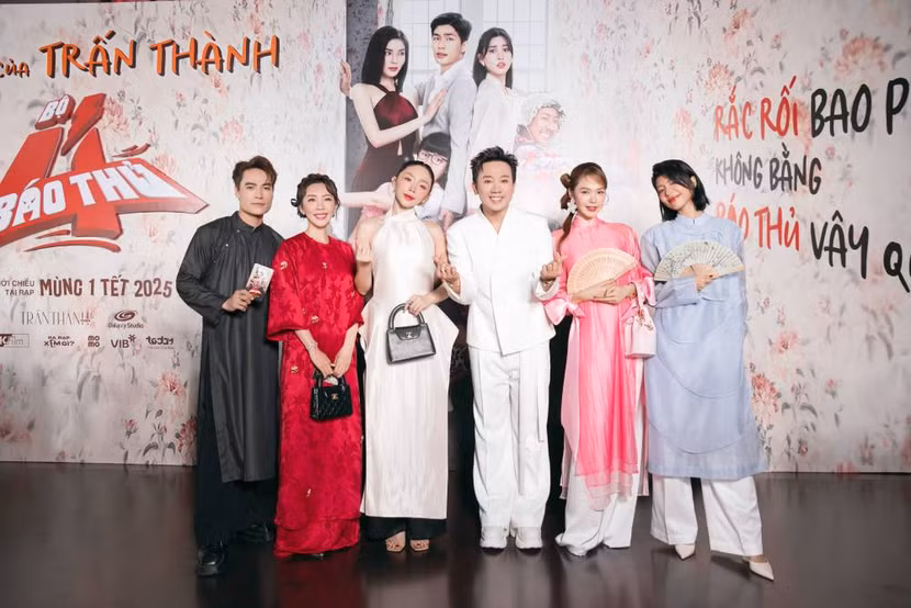 Dàn "chị đẹp" xúng xính áo dài tại sự kiện. Đạo diễn - diễn viên Thu Trang dù đang bận chuẩn bị ra mắt phim Tết "Nụ hôn bạc tỷ" vẫn dành thời gian đến chia vui cùng đồng nghiệp