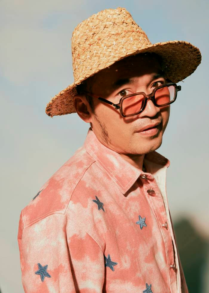 Tiến Luật khác lạ trong hình ảnh "bố già" Tiến Luật khác lạ trong hình ảnh "bố già"