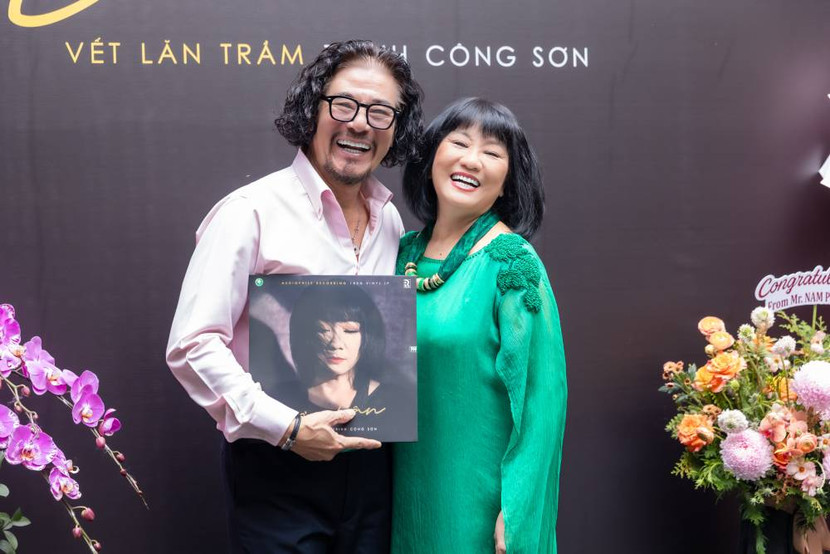 Vợ chồng ca sĩ Cẩm Vân - Khắc Triệu tình cảm bên nhau Vợ chồng ca sĩ Cẩm Vân - Khắc Triệu tình cảm bên nhau