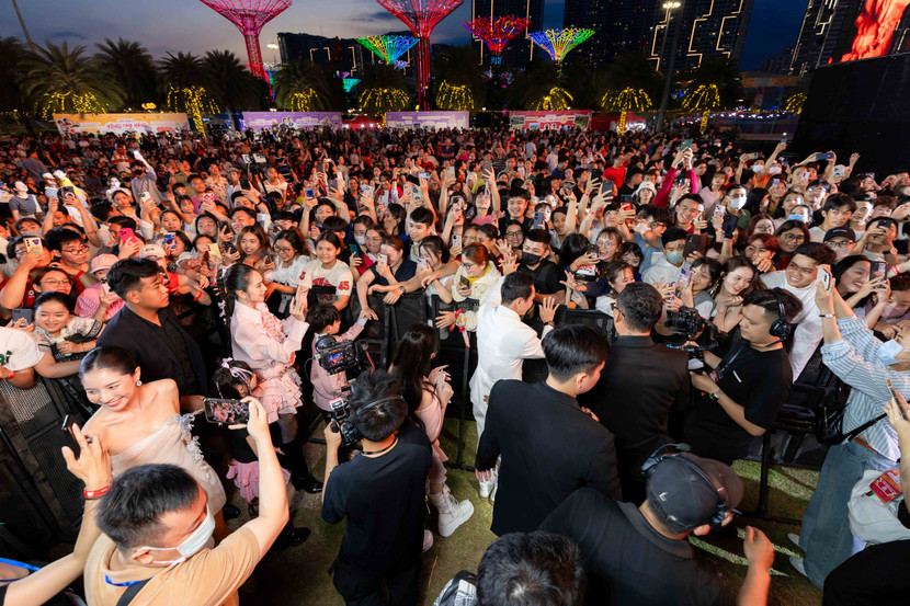 Gần 10.000 khán giả đã tham gia chương trình và cùng hoà giọng với đạo diễn Lý Hải