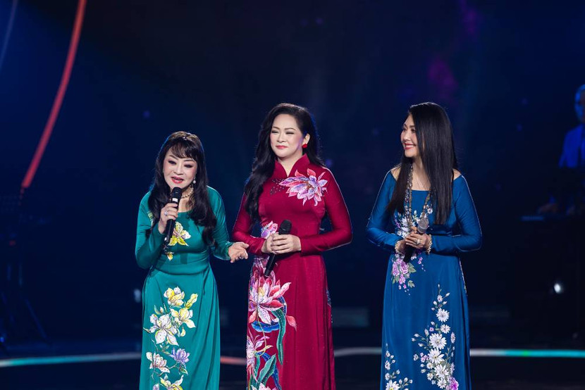 Danh ca Hương Lan, Hoa Mi và ca sĩ Như Quỳnh trong phần trình diễn chung trong chương trình