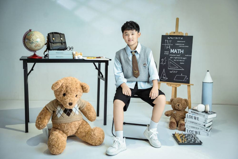 Cậu em Johnny, 9 tuổi, lại bộc lộ năng khiếu nghệ thuật từ sớm. Được học piano từ nhỏ và yêu thích ca hát, Johnny thường xuyên luyện đàn, hát cùng ba