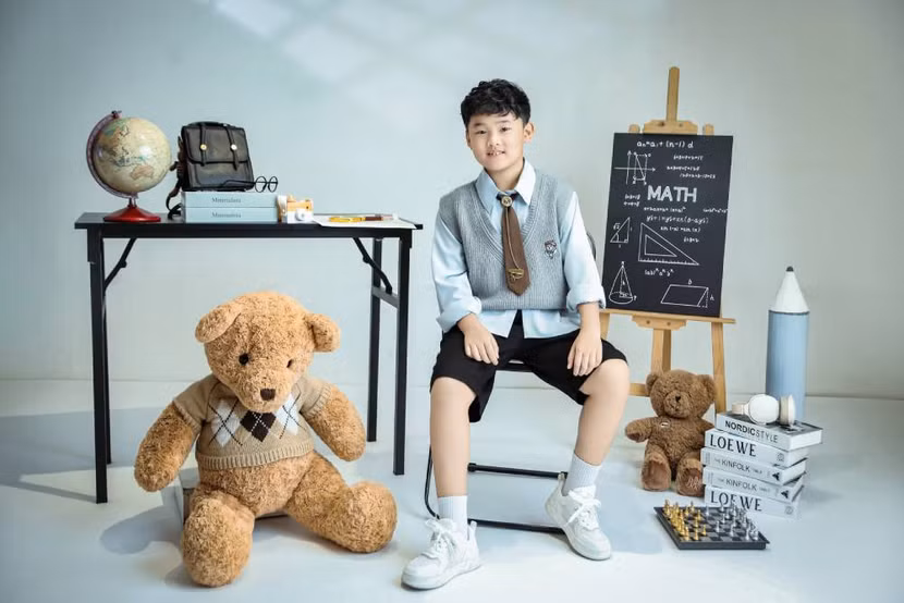 Cậu em Johnny, 9 tuổi, lại bộc lộ năng khiếu nghệ thuật từ sớm. Được học piano từ nhỏ và yêu thích ca hát, Johnny thường xuyên luyện đàn, hát cùng ba