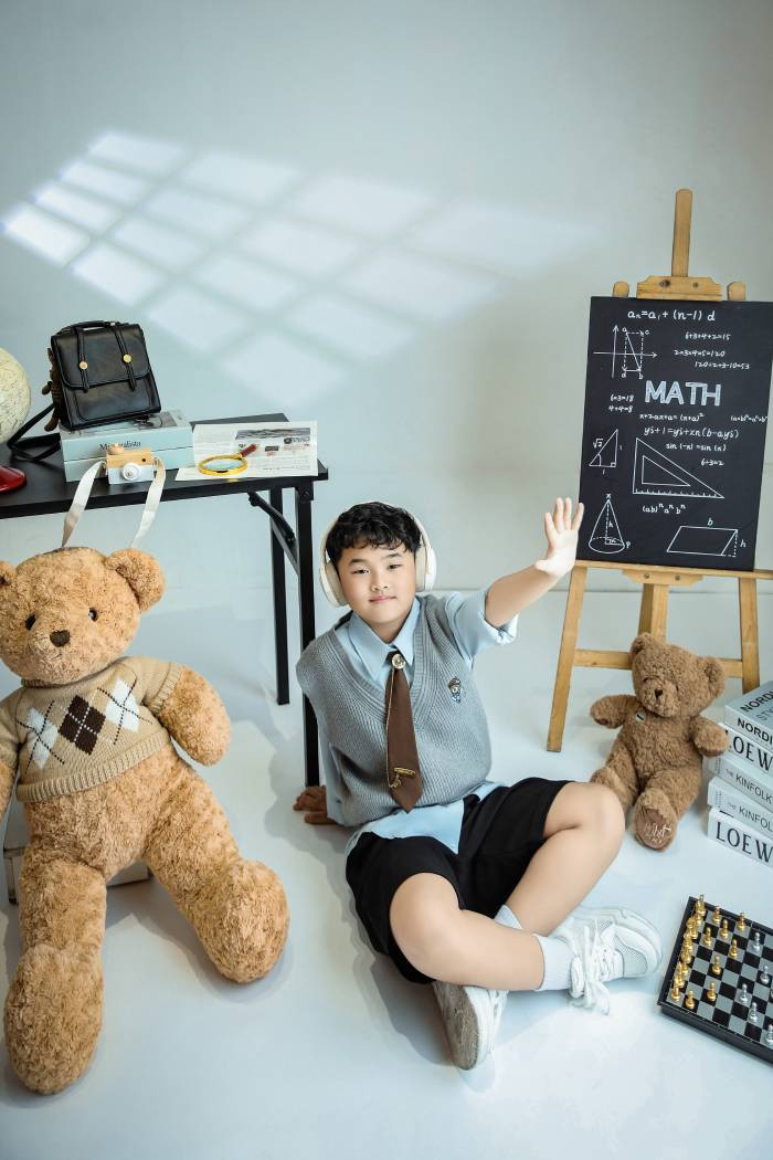 Vì bé còn nhỏ nên vợ chồng Ưng Hoàng Phúc chưa cho bé xuất hiện chính thức trên sân khấu, mà tập trung học văn hóa và chỉ học các môn năng khiếu như nhảy, hát, đá banh… vào thời gian rảnh