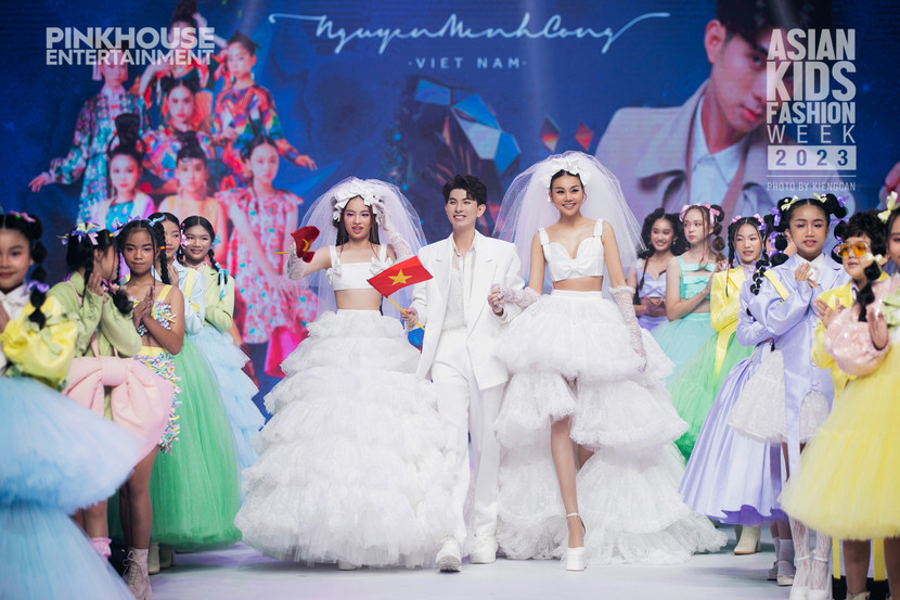 NTK Nguyễn Minh Công được đặt biệt danh là "NTK Công chúa" sau những thiết kế lãng mạn, ngọt ngào NTK Nguyễn Minh Công được đặt biệt danh là "NTK Công chúa" sau những thiết kế lãng mạn, ngọt ngào