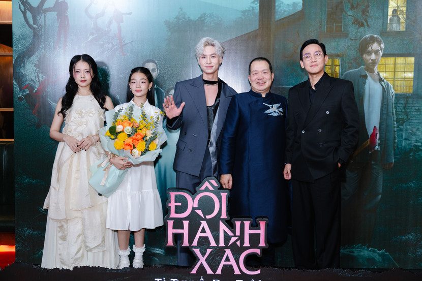 Đạo diễn Lương Đình Dũng và những diễn viên trong phim Đạo diễn Lương Đình Dũng và những diễn viên trong phim