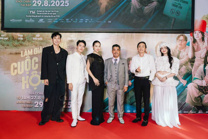 Đạo diễn Trung Lùn và dàn diễn viên chính của "Làm giàu với ma: Cuộc chiến hột xoàn"