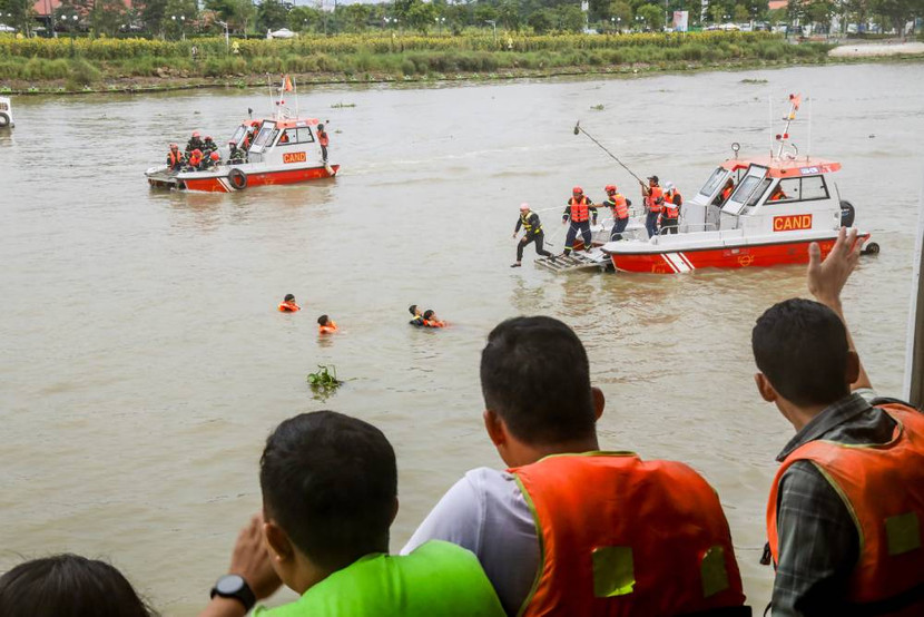 Thực chiến giải cứu hàng trăm sinh mạng trên con tàu lênh đênh giữa sông Sài Gòn Thực chiến giải cứu hàng trăm sinh mạng trên con tàu lênh đênh giữa sông Sài Gòn