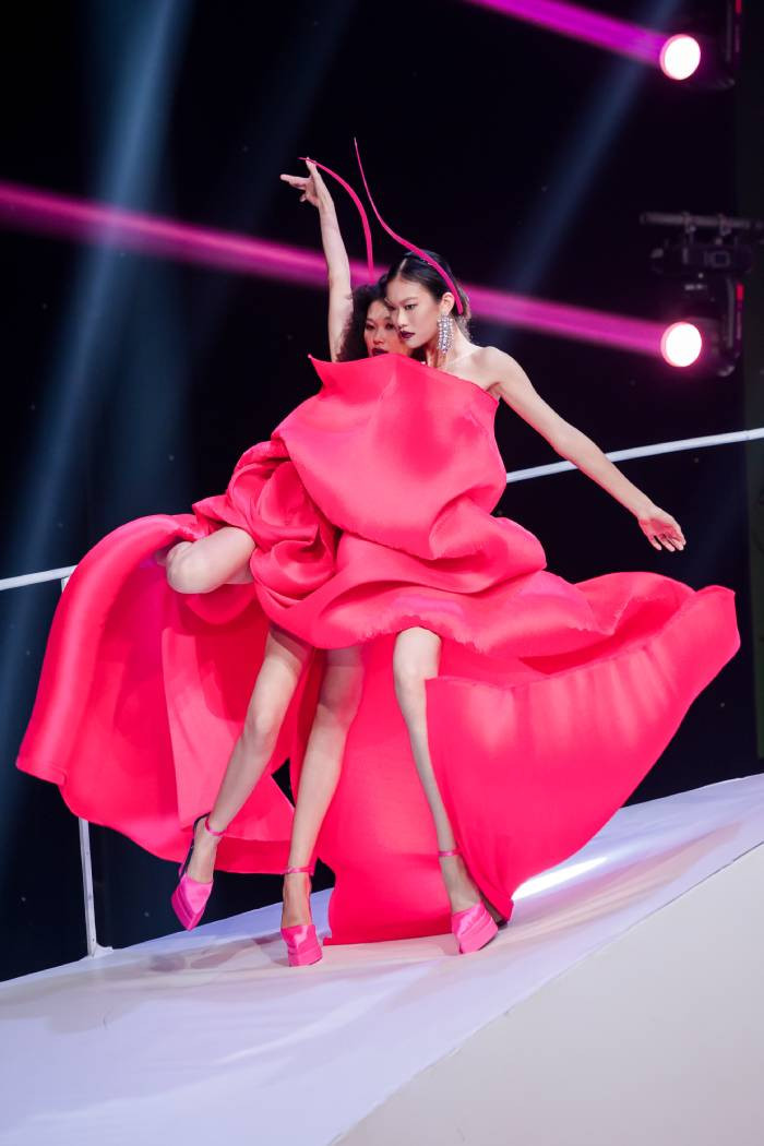 Cú “gãy gót” của Ái Băng khi muốn tạo những dáng ấn tượng trên đường dốc cùng Uyên Đỗ