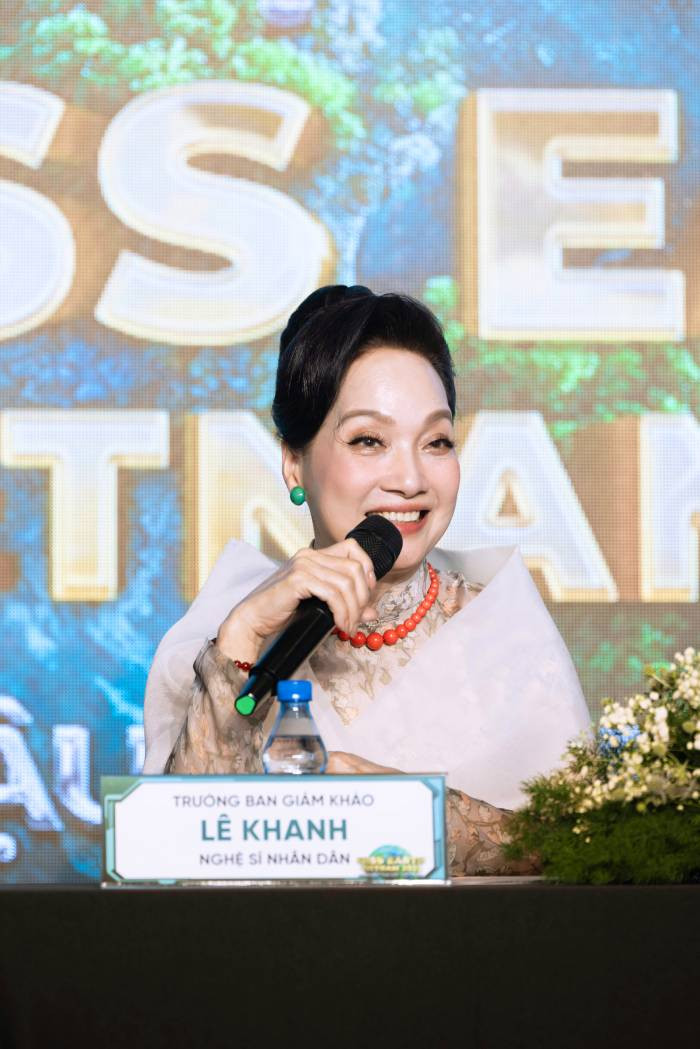 NSND Lê Khanh trả lời báo chí tại sự kiện