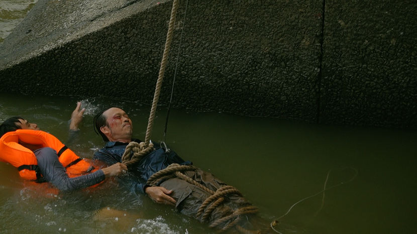 NSUT Hoài Linh ngâm nước đến 4 giờ sáng để đóng cảnh bị thả xuống sông