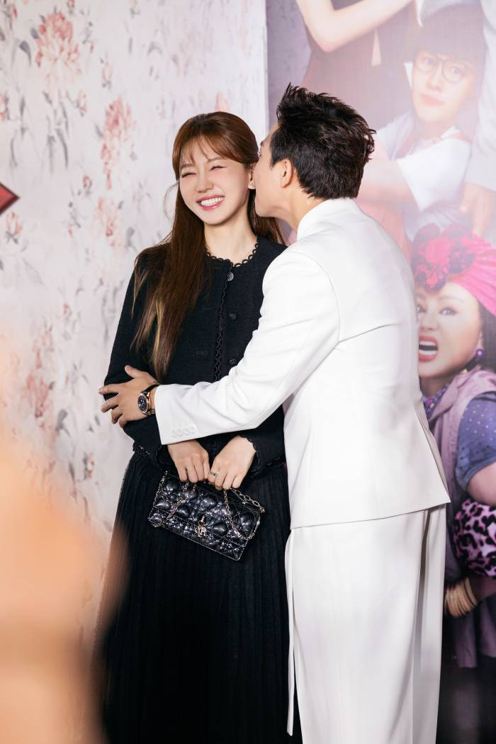 Trấn Thành dành cho vợ nụ hôn ngọt ngào tại sự kiện