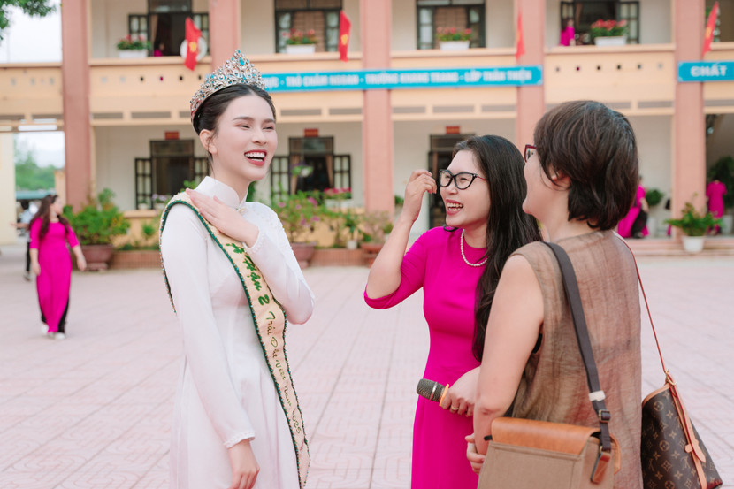 Cô trò chuyện cùng các thầy cô giáo cũ Cô trò chuyện cùng các thầy cô giáo cũ