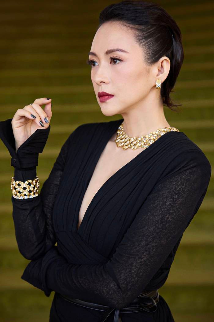 Chương Tử Di từ lâu đã là biểu tượng của điện ảnh châu Á. Cô bước vào làng điện ảnh khi mới 19 tuổi và nhanh chóng vươn lên hàng ngôi sao quốc tế nhờ những vai diễn xuất sắc trong các tác phẩm như "Ngọa hổ tàng long"(2000), "Anh hùng"(2002), "Thập diện mai phục"(2004) hay "Hồi ức của một geisha"(2005)