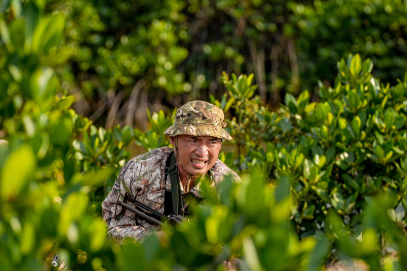 Tiến Luật khiến đồng đội hoảng loạn khi bị một nữ chiến sĩ bất ngờ dùng chai thủy tinh đánh mạnh vào đầu Tiến Luật khiến đồng đội hoảng loạn khi bị một nữ chiến sĩ bất ngờ dùng chai thủy tinh đánh mạnh vào đầu