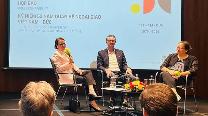 Bên cạnh đêm hòa nhạc "Berlin rực sáng", còn nhiều hoạt động khác trong chuỗi hoạt động kỷ niệm 50 năm thiết lập quan hệ ngoại giao giữa Việt Nam và Đức Bên cạnh đêm hòa nhạc "Berlin rực sáng", còn nhiều hoạt động khác trong chuỗi hoạt động kỷ niệm 50 năm thiết lập quan hệ ngoại giao giữa Việt Nam và Đức