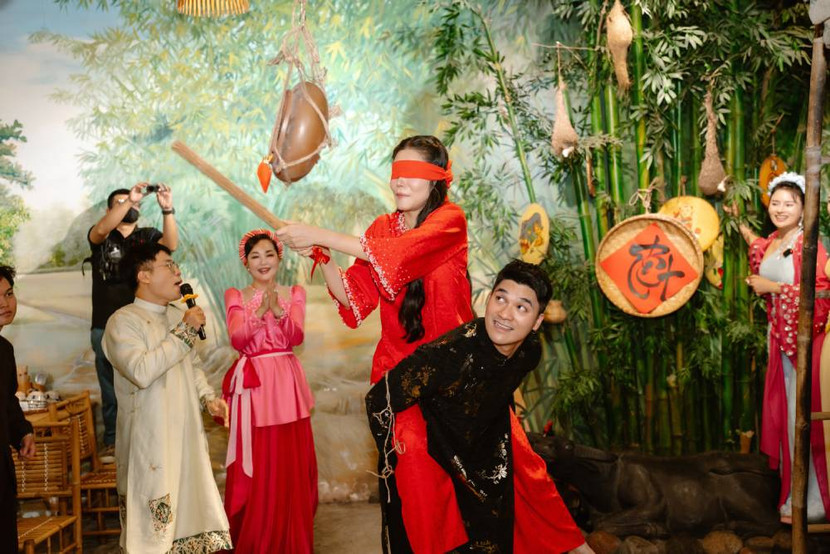 Kiwi Ngô Mai Trang và CEO Bảo Hoàng trong trò chơi bịp mắt đập niêu Kiwi Ngô Mai Trang và CEO Bảo Hoàng trong trò chơi bịp mắt đập niêu