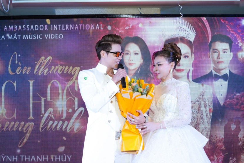 Ca sĩ Lưu Chí Vỹ chúc mừng Thanh Thuý ra mắt MV "Còn thương sắc hoa chung tình"
