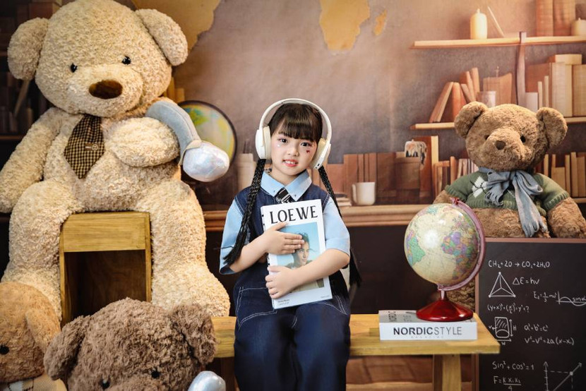 Cô em út Minh Hà, 6 tuổi, được Kim Cương nhận xét là "gương mặt giống mẹ nhưng tính cách lại giống ba". Bé trầm tĩnh, nói năng từ tốn, thông minh, chăm chỉ học hành. Bé có năng khiếu cảm âm và được mẹ cho học nhảy từ nhỏ