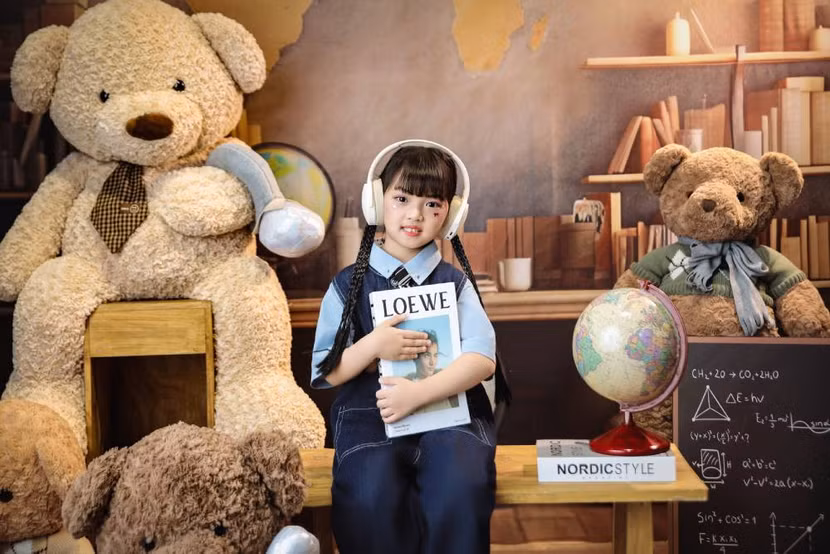 Cô em út Minh Hà, 6 tuổi, được Kim Cương nhận xét là "gương mặt giống mẹ nhưng tính cách lại giống ba". Bé trầm tĩnh, nói năng từ tốn, thông minh, chăm chỉ học hành. Bé có năng khiếu cảm âm và được mẹ cho học nhảy từ nhỏ