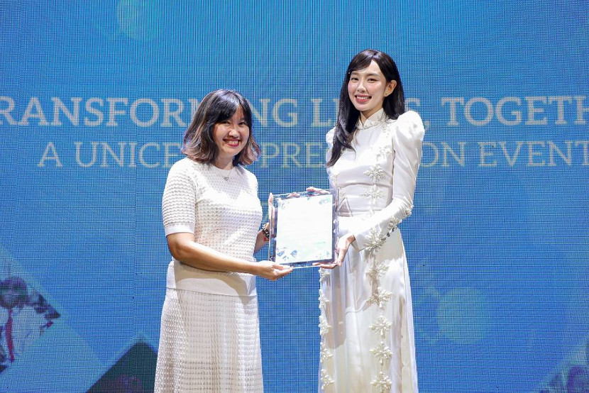 Hoa hậu Thuỳ Tiên nhận giấy khen từ chương trình Hoa hậu Thuỳ Tiên nhận giấy khen từ chương trình