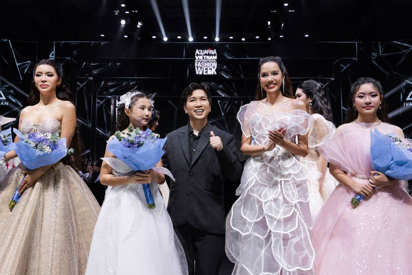 Nhà thiết kế Ivan Trần cùng các người mẫu tại show diễn Nhà thiết kế Ivan Trần cùng các người mẫu tại show diễn