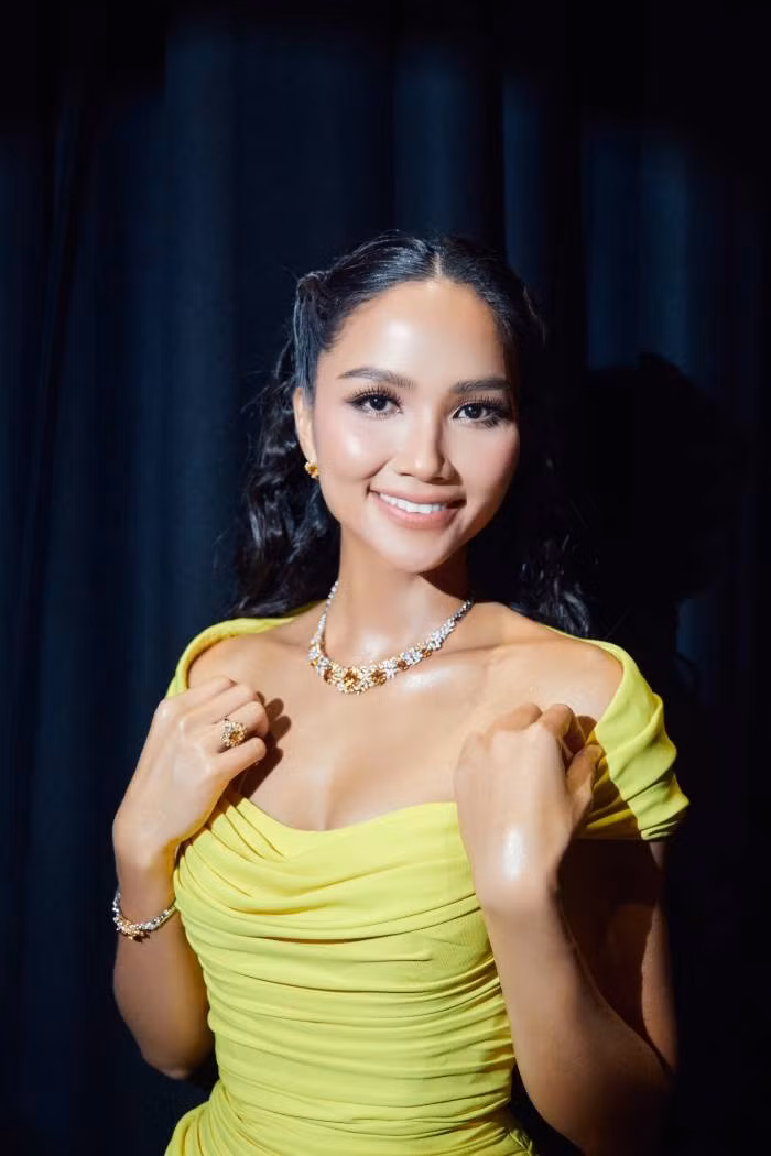 Cô còn dành thời gian tham gia tổng duyệt để nắm được đường dây chạy chương trình và chỉnh sửa phần thoại của MC