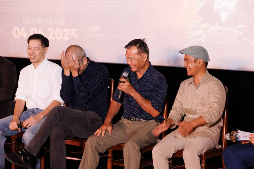 Đạo diễn Bùi Thạc Chuyên không kìm được xúc động khi nghe những chia sẻ của ông Tô Văn Đực Đạo diễn Bùi Thạc Chuyên không kìm được xúc động khi nghe những chia sẻ của ông Tô Văn Đực