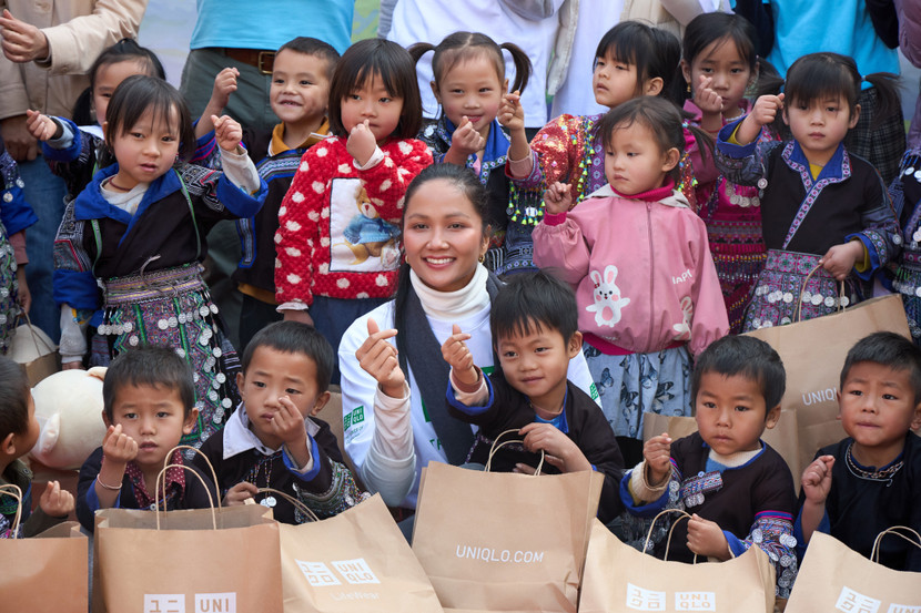 H'Hen Niê cùng các em bé ở Mù Cang Chải