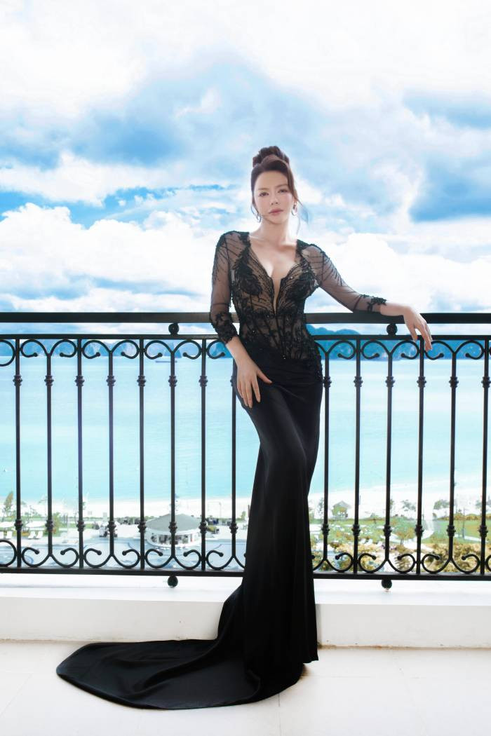 Từ đường kim mũi chỉ phải thật tinh tế đến những đường cut-out cần được tính toán kỹ lưỡng, tất cả đều phải đảm bảo mang lại sự thoải mái và tự tin tuyệt đối cho cô khi xuất hiện