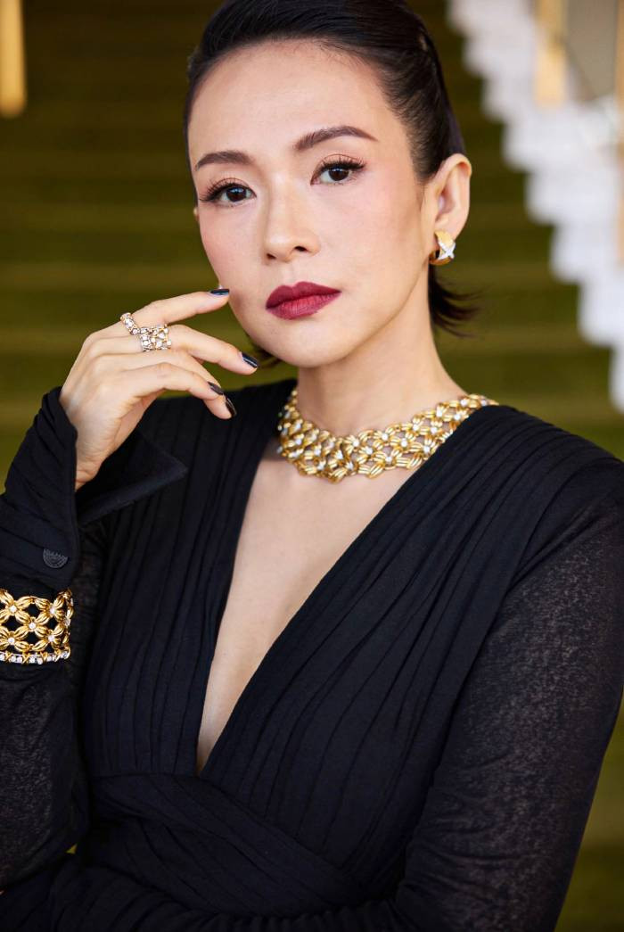 Phần cổ chữ V sâu gợi cảm được tiết chế vừa đủ để vẫn giữ trọn nét sang trọng