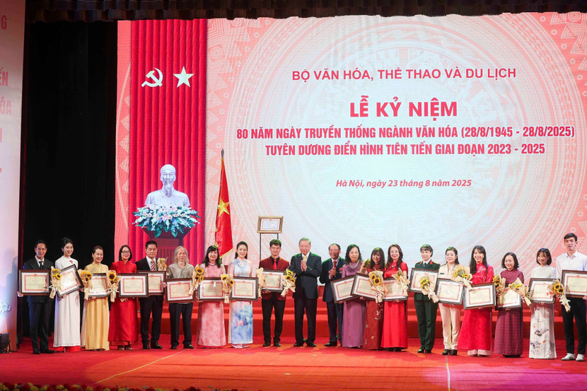 Rất nhiều văn nghệ sĩ được tôn vinh trong dịp kỷ niệm 80 năm Ngày truyền thống Ngành Văn hoá Rất nhiều văn nghệ sĩ được tôn vinh trong dịp kỷ niệm 80 năm Ngày truyền thống Ngành Văn hoá