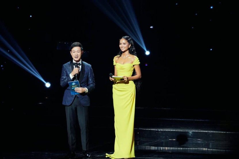 Dẫn cùng MC Anh Tuấn, H’Hen Niê có phần thể hiện trọn vẹn, ghi điểm trong lòng khán giả xem đài