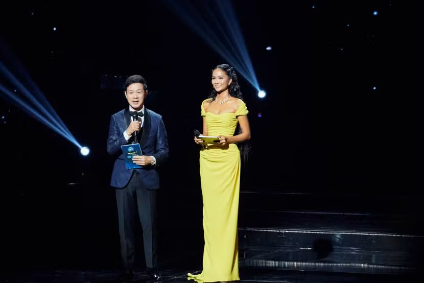 Dẫn cùng MC Anh Tuấn, H’Hen Niê có phần thể hiện trọn vẹn, ghi điểm trong lòng khán giả xem đài