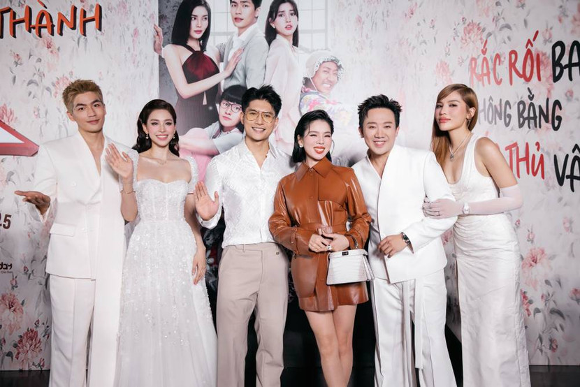 Ca sĩ Lệ Quyên và Lâm Bảo Châu rạng rỡ trên thảm đỏ. Sự xuất hiện của cặp đôi trong phim "Bộ tứ báo thủ" khiến khán giả bất ngờ. Đây là lần hiếm hoi Lệ Quyên và Lâm Bảo Châu đóng vai khách mời trong một bộ phim