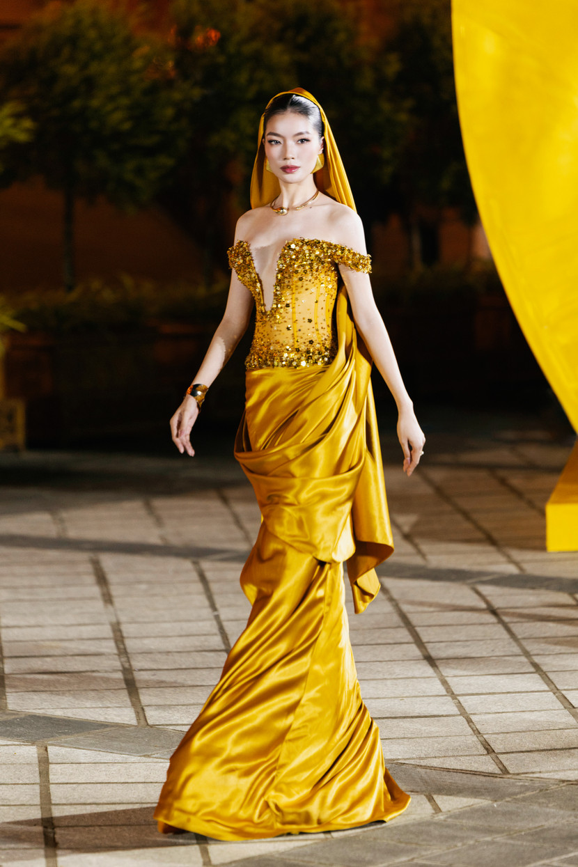 Đặc biệt, chiếc đầm được kiến tạo bởi hàng nghìn hạt cườm được đính kết tỉ mỉ, tinh tế cùng những chi tiết hoa được cắt laser, tạo khối 3D tạo sự nổi bật giữa đám đông Đặc biệt, chiếc đầm được kiến tạo bởi hàng nghìn hạt cườm được đính kết tỉ mỉ, tinh tế cùng những chi tiết hoa được cắt laser, tạo khối 3D tạo sự nổi bật giữa đám đông