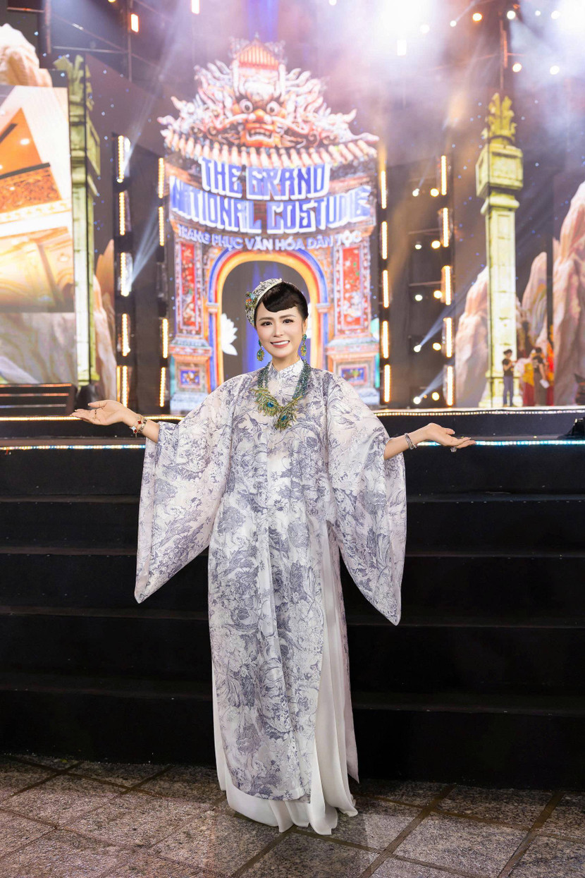 NTK Thanh Hương Bùi tại đêm thi Trang phục văn hoá dân tộc của Miss Grand Vietnam - Hoa hậu Hoà bình Việt Nam 2025