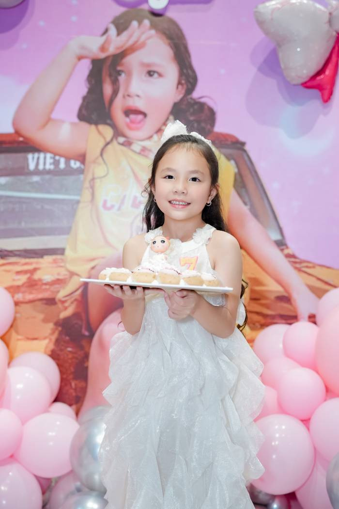 Cô bé Sophia – nhân vật chính nhỏ tuổi – xuất hiện rạng rỡ bên mẹ, thu hút sự chú ý bởi vẻ ngoài ngọt ngào