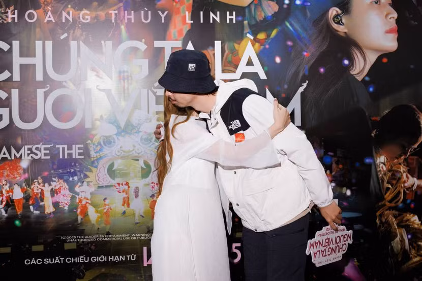 Đen ôm Hoàng Thuỳ Linh trước đông đảo khách mời tại sự kiện