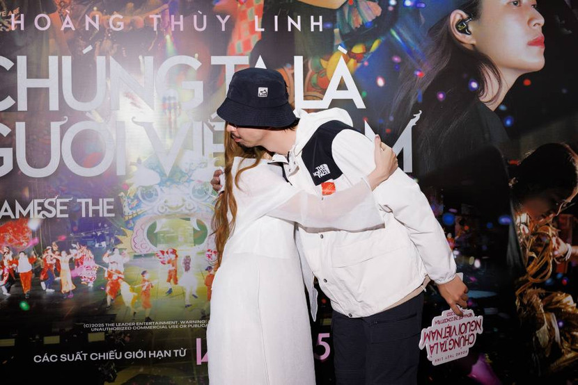 Đen ôm Hoàng Thuỳ Linh trước đông đảo khách mời tại sự kiện