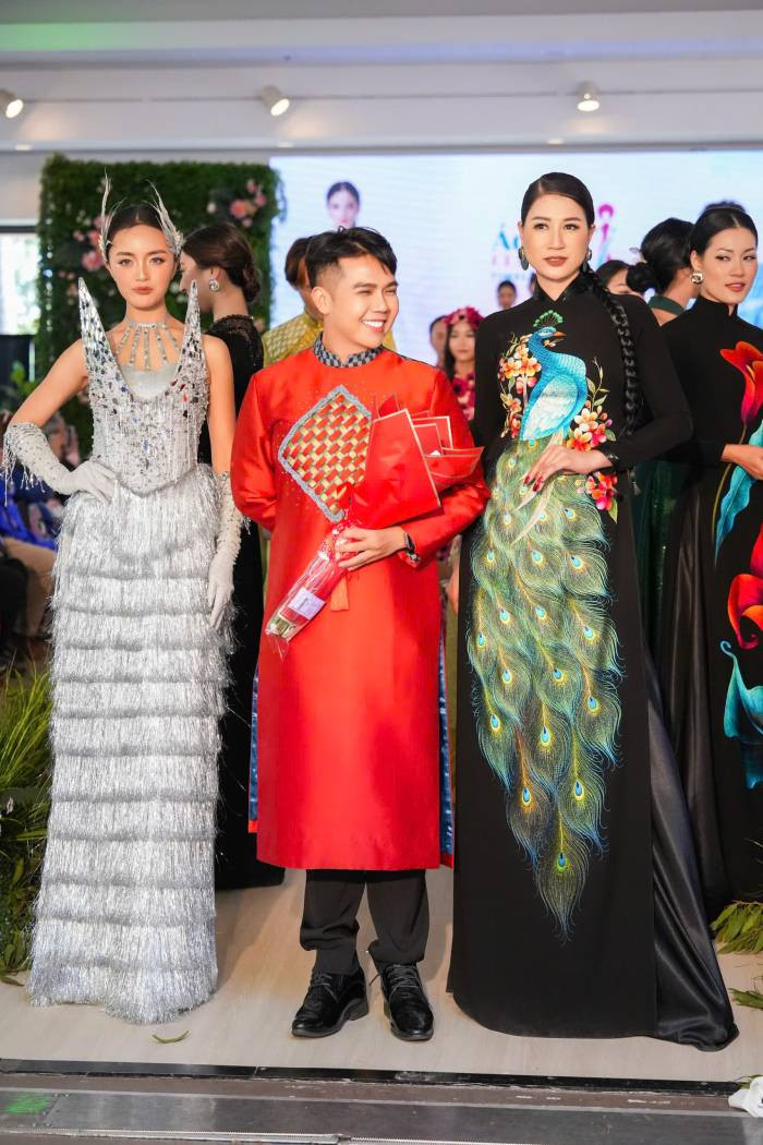 NTK Minh Châu giới thiệu BST mới "Như ý" tại Festival áo dài ở Mỹ