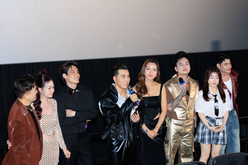 Ưng Hoàng Phúc chia sẻ tại sự kiện, anh cũng gửi lời cảm ơn những "hậu phương" của các anh em đã hỗ trợ để nhóm hoàn thành được dự án